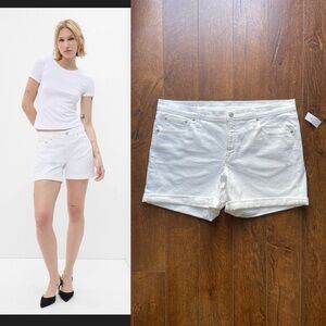 NWT XXL Gap Plus Cotton Girlfriend Mid Rise 5’’ Seam Stretchy Shorts. Size 33.